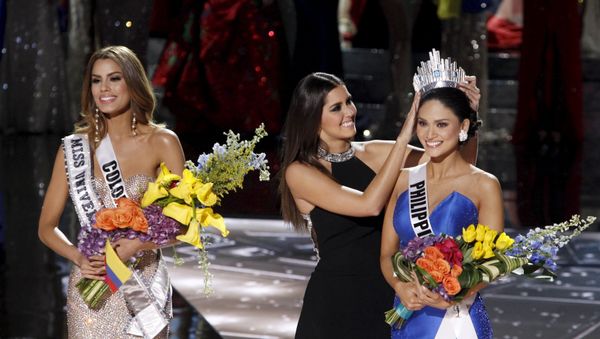 Miss Colombia Ariadna Gutierrez (L) stands by as Miss Universe 2014 Paulina Vega (C) transfers the crown to winner Miss Philippines Pia Alonzo Wurtzbach during the 2015 Miss Universe Pageant in Las Vegas, Nevada, December 20, 2015 Miss Colombia Ariadna Gutierrez (L) stands by as Miss Universe 2014 Paulina Vega (C) transfers the crown to winner Miss Philippines Pia Alonzo Wurtzbach during the 2015 Miss Universe Pageant in Las Vegas, Nevada, December 20, 2015 - Sputnik International