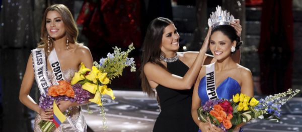 Miss Colombia Ariadna Gutierrez (L) stands by as Miss Universe 2014 Paulina Vega (C) transfers the crown to winner Miss Philippines Pia Alonzo Wurtzbach during the 2015 Miss Universe Pageant in Las Vegas, Nevada, December 20, 2015 Miss Colombia Ariadna Gutierrez (L) stands by as Miss Universe 2014 Paulina Vega (C) transfers the crown to winner Miss Philippines Pia Alonzo Wurtzbach during the 2015 Miss Universe Pageant in Las Vegas, Nevada, December 20, 2015 - Sputnik International