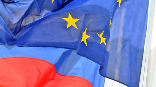 Flags of Russia, the EU and coat of arms of Nice - Sputnik International