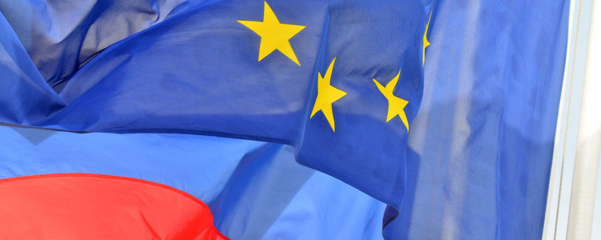 Flags of Russia, the EU and coat of arms of Nice - Sputnik International, 1920, 12.02.2021
