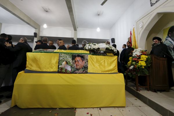 Hezbollah's executive council head Sayyed Hashem Safieddine speaks as people offer their condolences near the coffin of Lebanese Hezbollah militant leader Samir Qantar during Qantar's funeral in Beirut's southern suburbs, Lebanon December 21, 2015. - Sputnik International