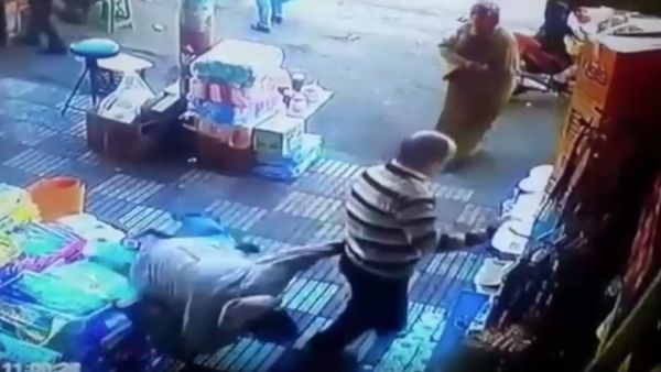 Woman knocks down man who inappropriately touched her - Sputnik International