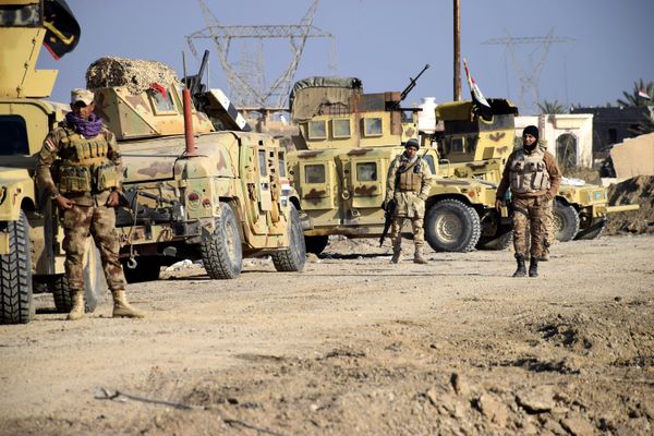 Iraqi soldiers advance their position in northern Ramadi, 70 miles (115 kilometers) west of Baghdad, Iraq, Monday, Dec. 21, 2015 - Sputnik International