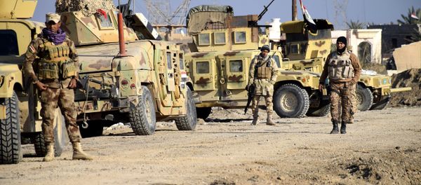Iraqi soldiers advance their position in northern Ramadi, 70 miles (115 kilometers) west of Baghdad, Iraq, Monday, Dec. 21, 2015 - Sputnik International