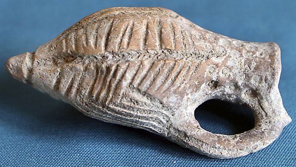 A pottery item unearthed by Syrian archeologists in a cemetery in Hina town (file photo) - Sputnik International
