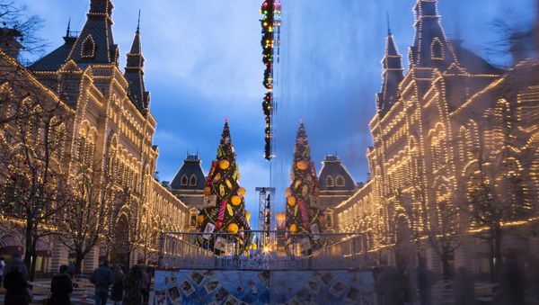 The Moscow GUM State Department store decorated with New Year and Christmas illumination reflected in a wall of a skating rink at Red Square in Moscow, Russia, Tuesday, Dec. 22, 2015 - Sputnik International