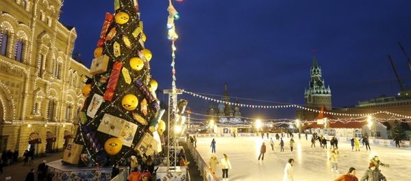 People skate near a Christmas tree in Red Square in Moscow, Russia, December 10, 2015 People skate near a Christmas tree in Red Square in Moscow, Russia, December 10, 2015 - Sputnik International