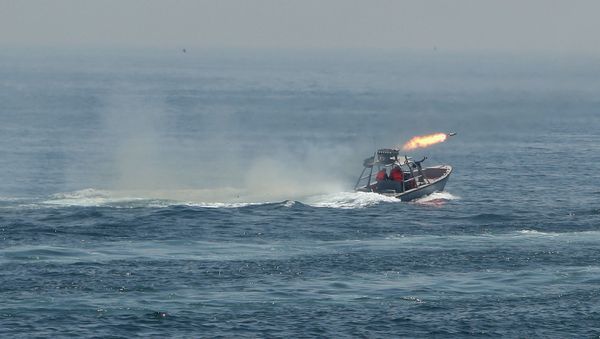 Iran's elite Revolutionary Guard boats attack a naval vessel during a three-day military drill in the Gulf. - Sputnik International