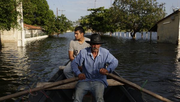 Victor Ferreira, who is displaced by flooding, rows his boat through the streets of his Jukyty neighborhood in Asuncion, Paraguay, Wednesday, Dec. 23, 2015. Victor Ferreira, who is displaced by flooding, rows his boat through the streets of his Jukyty neighborhood in Asuncion, Paraguay, Wednesday, Dec. 23, 2015. - Sputnik International