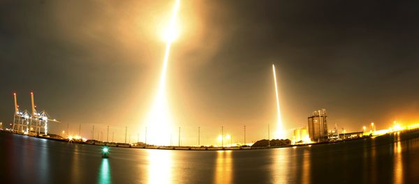 A long exposure photograph shows the SpaceX Falcon 9 lifting off (L) from its launch pad and then returning to a landing zone (R) at the Cape Canaveral Air Force Station, on the launcher's first mission since a June failure, in Cape Canaveral, Florida, December 21, 2015 A long exposure photograph shows the SpaceX Falcon 9 lifting off (L) from its launch pad and then returning to a landing zone (R) at the Cape Canaveral Air Force Station, on the launcher's first mission since a June failure, in Cape Canaveral, Florida, December 21, 2015 - Sputnik International