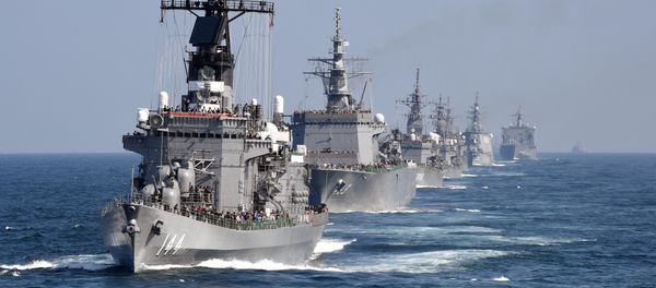 This file picture taken on October 18, 2015 shows Japan's Maritime Self-Defense Force (MSDF) escort ship Kurama (L) sailing with other ships during a fleet review off Sagami Bay, Kanagawa prefecture - Sputnik International