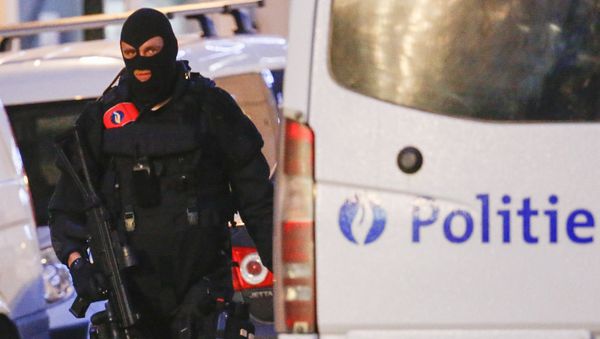 A Belgian special forces police officer patrols a street during a police raid in central Brussels, Belgium, December 20, 2015, which, according to Belgian media, is in connection with last month's deadly Paris attack - Sputnik International