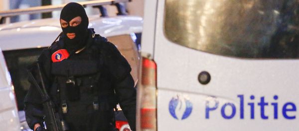 A Belgian special forces police officer patrols a street during a police raid in central Brussels, Belgium, December 20, 2015, which, according to Belgian media, is in connection with last month's deadly Paris attack A Belgian special forces police officer patrols a street during a police raid in central Brussels, Belgium, December 20, 2015, which, according to Belgian media, is in connection with last month's deadly Paris attack - Sputnik International