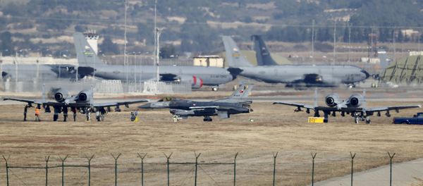 A Turkish Air Force F-16 fighter jet ( C foreground) is seen between U.S. Air Force A-10 Thunderbolt II fighter jets at Incirlik airbase in the southern city of Adana, Turkey, December 11, 2015 - Sputnik International