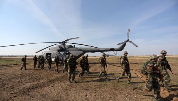 Russian and Indian soldiers during the joint anti-terrorist Russian-Indian drills, Indra-2014, at the Prudboy range in the Volgograd Region Russian and Indian soldiers during the joint anti-terrorist Russian-Indian drills, Indra-2014, at the Prudboy range in the Volgograd Region - Sputnik International