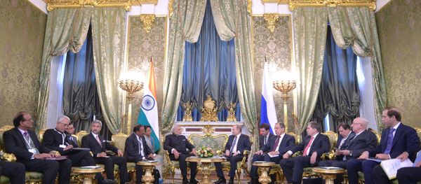 Russian President Vladimir Putin meets with Indian Prime Minister Narendra Modi - Sputnik International