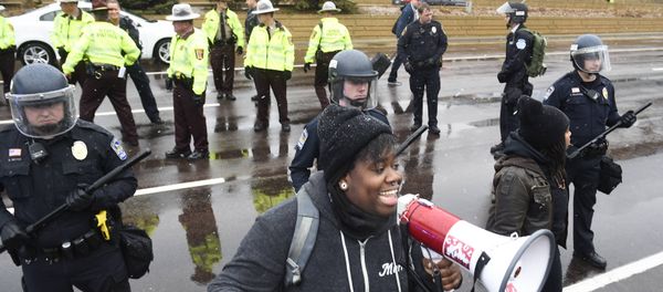 A protester named Oluchi of Minneapolis speaks to protesters after they shut down the main road to the Minneapolis St. Paul Airport following a short protest at the Mall of America in Bloomington, Minnesota December 23, 2015 - Sputnik International