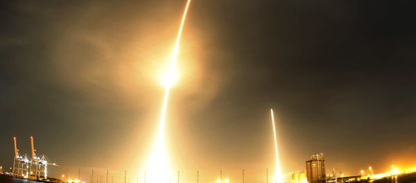 A long exposure photograph shows the SpaceX Falcon 9 lifting off (L) from its launch pad and then returning to a landing zone (R) at the Cape Canaveral Air Force Station, on the launcher's first mission since a June failure, in Cape Canaveral, Florida, December 21, 2015. - Sputnik International