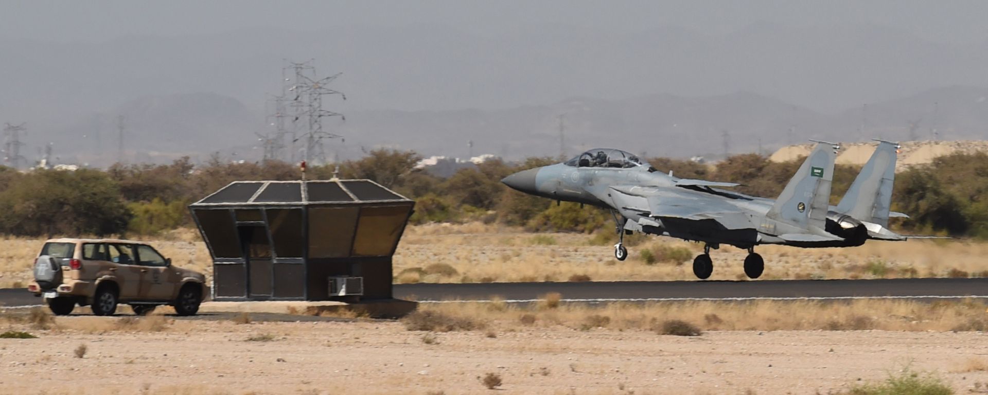 A picture taken on November 16, 2015 shows a Saudi F-15 fighter jet landing at the Khamis Mushayt military airbase, some 880 km from the capital Riyadh A picture taken on November 16, 2015 shows a Saudi F-15 fighter jet landing at the Khamis Mushayt military airbase, some 880 km from the capital Riyadh - Sputnik International, 1920, 22.03.2021