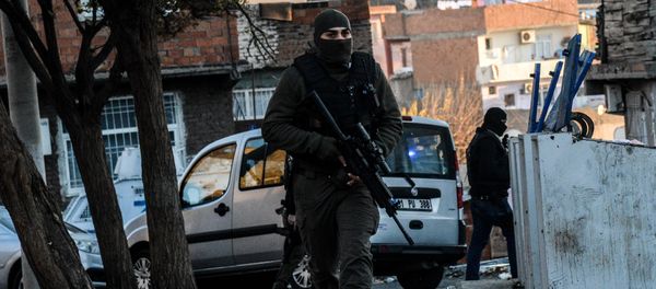 Turkish masked plain clothes police officer patrols a street during a clash between Kurdish activists and Turkish police in the historical Sur district on December 24,2015 in Diyarbakir Turkish masked plain clothes police officer patrols a street during a clash between Kurdish activists and Turkish police in the historical Sur district on December 24,2015 in Diyarbakir - Sputnik International