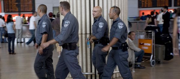 Israeli police officers walk through Ben Gurion airport near Tel Aviv , Israel - Sputnik International