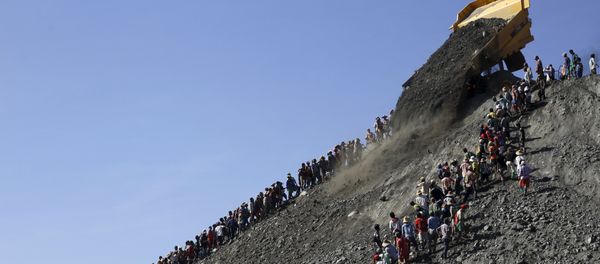 Miners search for jade stones at a mine dump at a Hpakant jade mine in Kachin state, Myanmar November 25, 2015 - Sputnik International