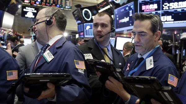 FILE - In this Dec. 16, 2015 file photo, traders Gordon Charlop, left, Nathan Wisniewski, center, and Gregory Rowe, work on the floor of the New York Stock Exchange. Stocks were mostly flat in early trading Tuesday, Dec. 22, 2015, helped by a stabilization in oil prices, which helped lift energy stocks - Sputnik International