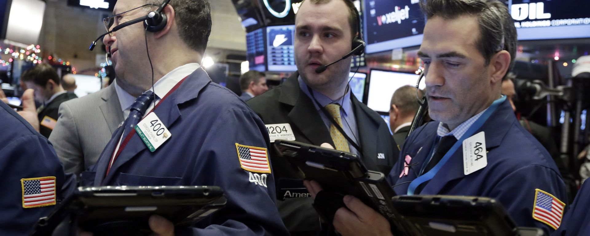 FILE - In this Dec. 16, 2015 file photo, traders Gordon Charlop, left, Nathan Wisniewski, center, and Gregory Rowe, work on the floor of the New York Stock Exchange. Stocks were mostly flat in early trading Tuesday, Dec. 22, 2015, helped by a stabilization in oil prices, which helped lift energy stocks - Sputnik International, 1920, 22.02.2022