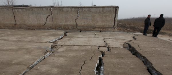 A damaged wall and roads are seen after a gypsum mine collapsed on Friday morning, in Pingyi, Shandong province, December 25, 2015 - Sputnik International