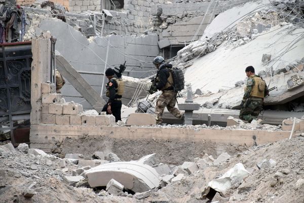 Iraqi security forces, supported by US-led coalition airstrikes, advance their position through damaged buildings towards the central Ramadi, 70 miles (115 kilometers) west of Baghdad, Iraq, Thursday, December 24, 2015. - Sputnik International