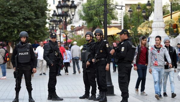 Tunisian special forces stand guard at the Habib Bourguiba Avenue in the capital Tunis on November 18, 2015. - Sputnik International