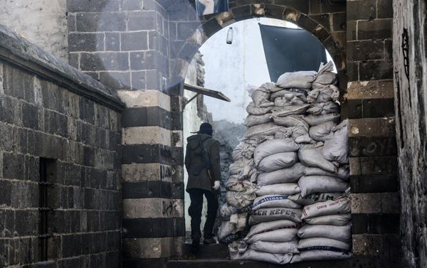 A Kurdish fighter walks through barricads in the Sur district in Diyarbakir on December 11, 2015. - Sputnik International