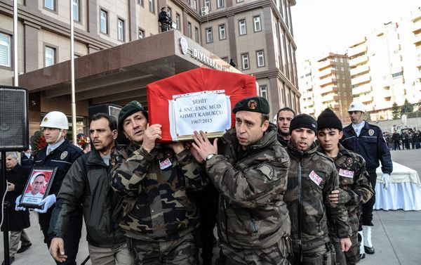 Turkish police carry caskets during a funeral ceremony on December 16, 2015 at the police headquarters in Diyarbakir, for three police officers who were killed during clashes with Turkish forces and Kurdish militants on December 15. - Sputnik International