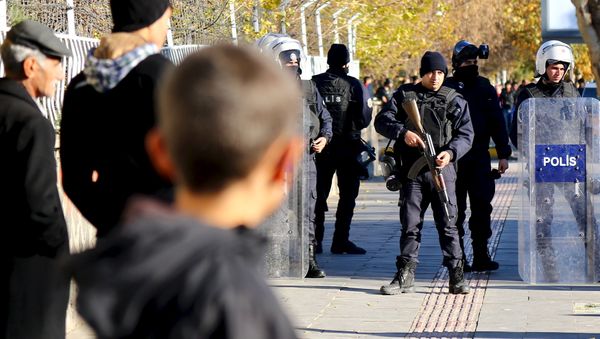 Turkish riot police stand guard during a protest against the curfew in Sur district in the Kurdish dominated southeastern city of Diyarbakir, Turkey, December 6, 2015. - Sputnik International