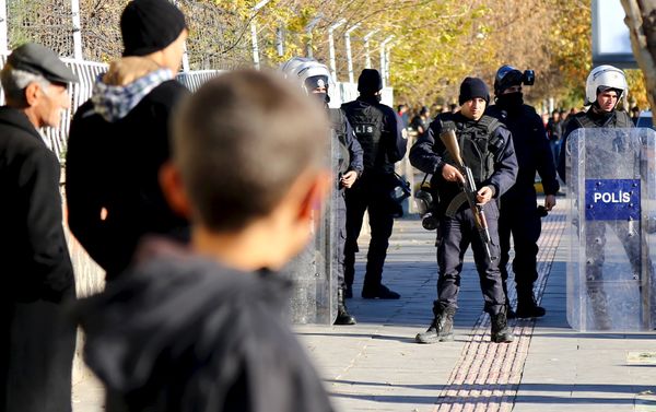 Turkish riot police stand guard during a protest against the curfew in Sur district in the Kurdish dominated southeastern city of Diyarbakir, Turkey, December 6, 2015. - Sputnik International