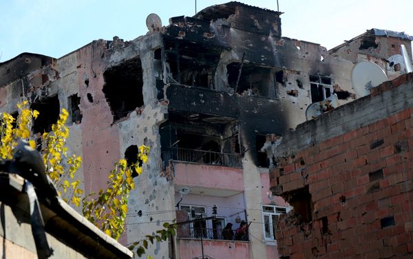 People look out from a building which was damaged during the security operations and clashes between Turkish security forces and Kurdish militants, in Sur district of Diyarbakir, Turkey, December 11, 2015. - Sputnik International