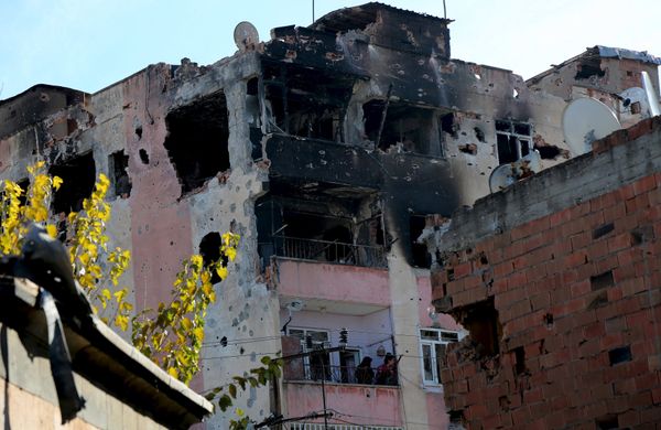 People look out from a building which was damaged during the security operations and clashes between Turkish security forces and Kurdish militants, in Sur district of Diyarbakir, Turkey, December 11, 2015. People look out from a building which was damaged during the security operations and clashes between Turkish security forces and Kurdish militants, in Sur district of Diyarbakir, Turkey, December 11, 2015. - Sputnik International