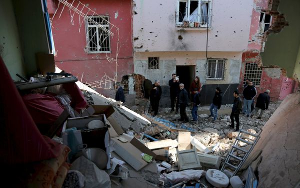 People look at buildings which were damaged during the security operations and clashes between Turkish security forces and Kurdish militants, in Sur district of Diyarbakir, Turkey, December 11, 2015. - Sputnik International