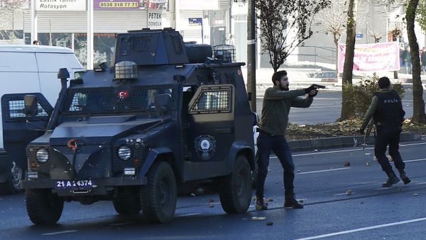Plainclothes policemen react during a protest following a funeral ceremony for Kurdish militants in the southeastern city of Diyarbakir, Turkey, December 24, 2015. Plainclothes policemen react during a protest following a funeral ceremony for Kurdish militants in the southeastern city of Diyarbakir, Turkey, December 24, 2015. - Sputnik International