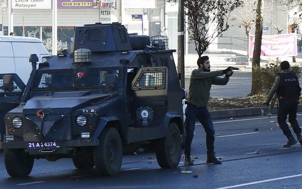 Plainclothes policemen react during a protest following a funeral ceremony for Kurdish militants in the southeastern city of Diyarbakir, Turkey, December 24, 2015. - Sputnik International