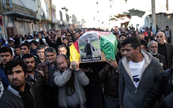 People carry the coffin of Medeni Orak, a man killed in Nusaybin, Turkey, Thursday, Dec. 24, 2015. - Sputnik International
