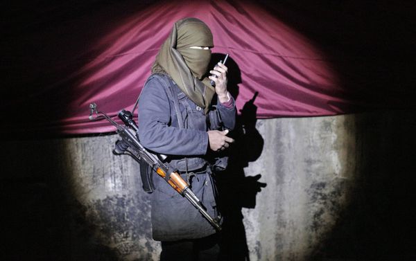 A militant of the Kurdistan Workers' Party, or PKK, stands at a barricade in Sirnak, Turkey, late Wednesday, Dec. 23, 2015. - Sputnik International