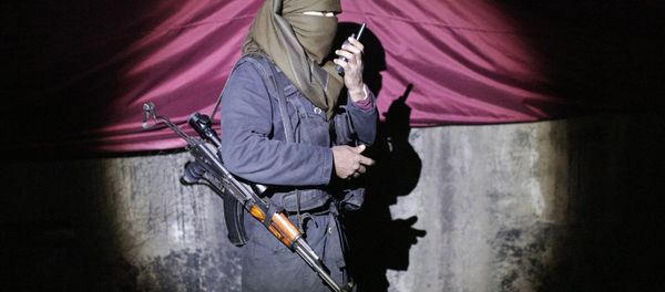A militant of the Kurdistan Workers' Party, or PKK, stands at a barricade in Sirnak, Turkey, late Wednesday, Dec. 23, 2015. A militant of the Kurdistan Workers' Party, or PKK, stands at a barricade in Sirnak, Turkey, late Wednesday, Dec. 23, 2015. - Sputnik International