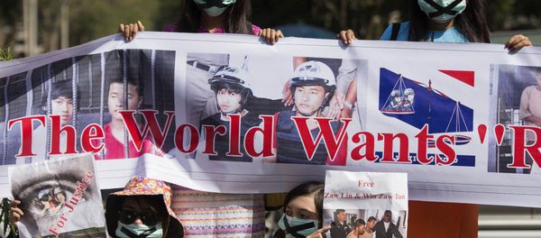 Demonstrators hold placards outside the Thai embassy in Yangon on December 26, 2015 to protest against the death sentence of Myanmar labour workers Zaw Lin and Win Zaw Tun for the murder of two British backpackers on the Thai island of Koh Tao Demonstrators hold placards outside the Thai embassy in Yangon on December 26, 2015 to protest against the death sentence of Myanmar labour workers Zaw Lin and Win Zaw Tun for the murder of two British backpackers on the Thai island of Koh Tao - Sputnik International