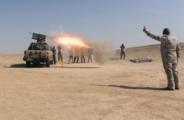 Iraqi security forces and allied Popular Mobilization Forces fire rockets at Daesh positions at an oil field outside Beiji, some 250 kilometers (155 miles) north of Baghdad, Iraq, Saturday, Oct. 24, 2015 - Sputnik International