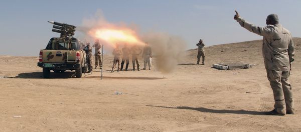 Iraqi security forces and allied Popular Mobilization Forces fire rockets at Daesh positions at an oil field outside Beiji, some 250 kilometers (155 miles) north of Baghdad, Iraq, Saturday, Oct. 24, 2015 - Sputnik International