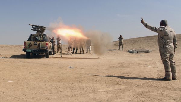 Iraqi security forces and allied Popular Mobilization Forces fire rockets at Daesh positions at an oil field outside Beiji, some 250 kilometers (155 miles) north of Baghdad, Iraq, Saturday, Oct. 24, 2015 - Sputnik International