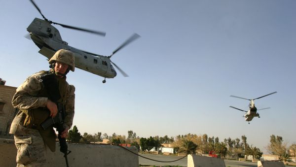 US marine ducks as CH-46 Sea Knight helicopters take off from Ramadi (File) - Sputnik International