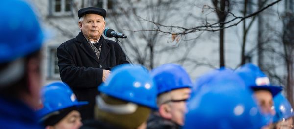 Jaroslaw Kaczynski, leader of Poland's ruling party Law and Justice (PiS), gives a speech in front of the Constitutional Court during a pro-government demonstration, December 13, 2015 in Warsaw - Sputnik International