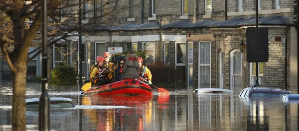 Emergency services navigate a flooded street in York, northern England, December 27, 2015 Emergency services navigate a flooded street in York, northern England, December 27, 2015 - Sputnik International